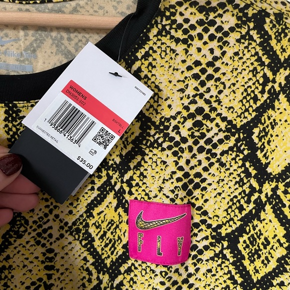 Women’s Nike baggy basketball tee - Picture 3 of 5